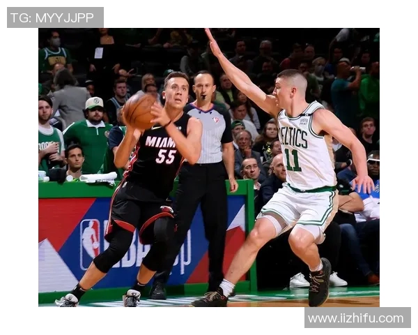 怀特精准长传助攻塔图姆强势双手暴扣点燃全场激情