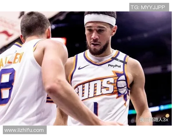 球队核心布克佩戴麦克风展现训练营风采引发球迷热议